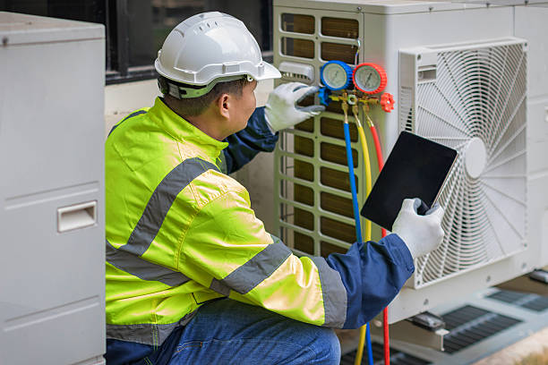 Professional Hvac technician working in Melbourne, IA